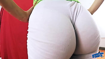 Unbelievably Hot Milf: Perfect Round Ass, Perky Tits & Visible Cameltoe